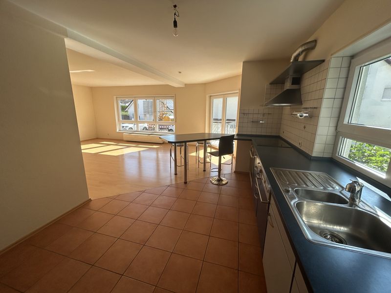 Lichtdurchflutete 4-Zimmer-Wohnung mit großem Wohn-Ess-Bereich, Balkon und Garage